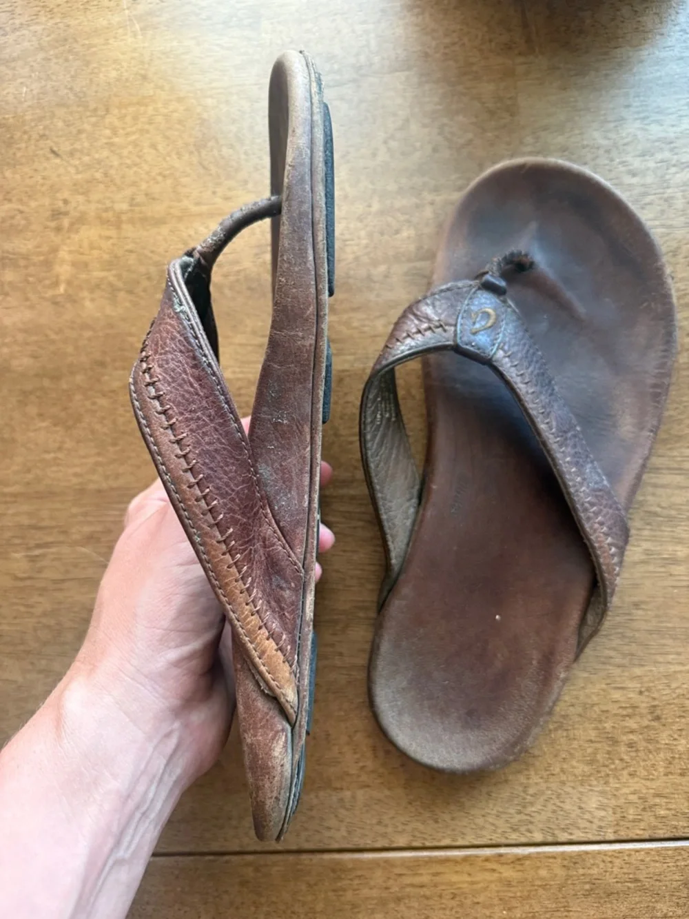 OluKai Haipo Men's Brown Leather Flip-Flop Sandals